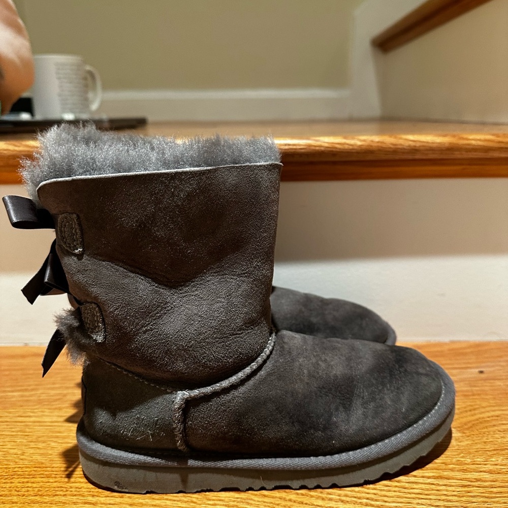 These are grey Ugg boots for girls with bows at the back.